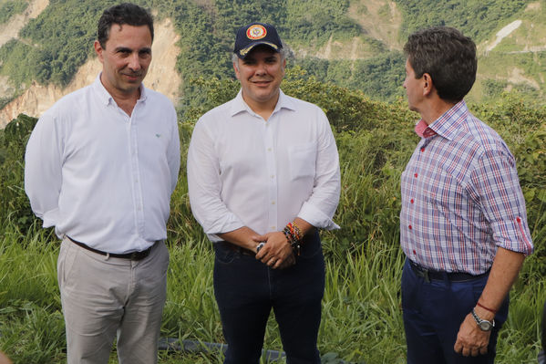 Recorrido obras proyecto hidroeléctrico Ituango Presidente Electo Colombia Iván Duque
Recorrido obras proyecto hidroeléctrico Ituango del Presidente Electo de Colombia, Iván Duque.
Fecha: Junio 25 de 2017. 
Para descargar esta fotografía en alta resolución, haga clic sobre la imagen hasta que la misma se despliegue en la pantalla completa; luego dé clic derecho y elija la opción "guardar imagen como". 
En caso de publicación por cualquier medio, solicitamos acompañarla del crédito: "Foto EPM"
Palabras clave: Recorrido obras proyecto hidroeléctrico Ituango Presidente Electo Colombia Iván Duque