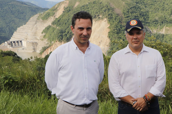 Recorrido obras proyecto hidroeléctrico Ituango Presidente Electo Colombia Iván Duque
Recorrido obras proyecto hidroeléctrico Ituango del Presidente Electo de Colombia, Iván Duque.
Fecha: Junio 25 de 2017. 
Para descargar esta fotografía en alta resolución, haga clic sobre la imagen hasta que la misma se despliegue en la pantalla completa; luego dé clic derecho y elija la opción "guardar imagen como". 
En caso de publicación por cualquier medio, solicitamos acompañarla del crédito: "Foto EPM"
Palabras clave: Recorrido obras proyecto hidroeléctrico Ituango Presidente Electo Colombia Iván Duque