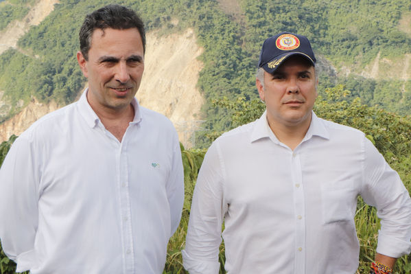 Recorrido obras proyecto hidroeléctrico Ituango Presidente Electo Colombia Iván Duque
Recorrido obras proyecto hidroeléctrico Ituango del Presidente Electo de Colombia, Iván Duque.
Fecha: Junio 25 de 2017. 
Para descargar esta fotografía en alta resolución, haga clic sobre la imagen hasta que la misma se despliegue en la pantalla completa; luego dé clic derecho y elija la opción "guardar imagen como". 
En caso de publicación por cualquier medio, solicitamos acompañarla del crédito: "Foto EPM"
Palabras clave: Recorrido obras proyecto hidroeléctrico Ituango Presidente Electo Colombia Iván Duque