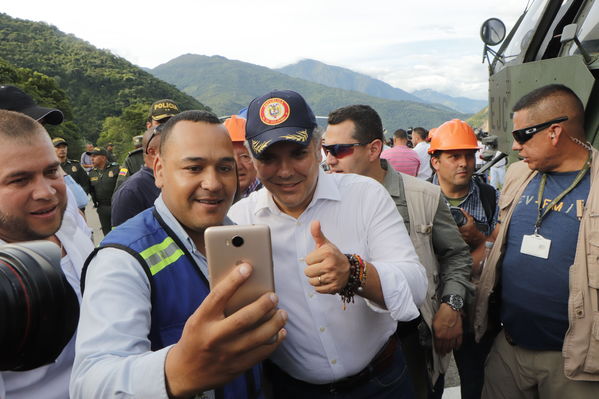 Recorrido obras proyecto hidroeléctrico Ituango Presidente Electo Colombia Iván Duque
Recorrido obras proyecto hidroeléctrico Ituango del Presidente Electo de Colombia, Iván Duque.
Fecha: Junio 25 de 2017. 
Para descargar esta fotografía en alta resolución, haga clic sobre la imagen hasta que la misma se despliegue en la pantalla completa; luego dé clic derecho y elija la opción "guardar imagen como". 
En caso de publicación por cualquier medio, solicitamos acompañarla del crédito: "Foto EPM"
Palabras clave: Recorrido obras proyecto hidroeléctrico Ituango Presidente Electo Colombia Iván Duque