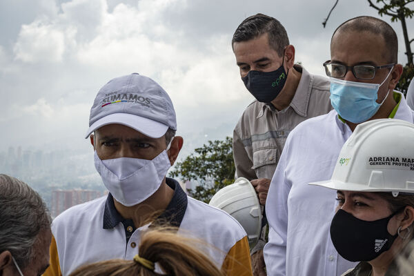 Visita tanque El Capiro Envigado
Visita tanque El Capiro Envigado
Fecha: Junio 28 2021
Para descargar esta fotografía en alta resolución, haga clic sobre la imagen hasta que la misma se despliegue en la pantalla completa; luego dé clic derecho y elija la opción "guardar imagen como". 
En caso de publicación por cualquier medio, solicitamos acompañarla del crédito: "Foto EPM"
Palabras clave: Visita tanque Capiro Envigado
