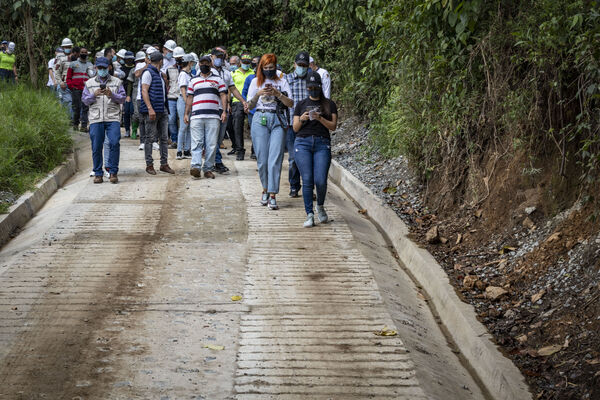 Visita tanque El Capiro Envigado
Visita tanque El Capiro Envigado
Fecha: Junio 28 2021
Para descargar esta fotografía en alta resolución, haga clic sobre la imagen hasta que la misma se despliegue en la pantalla completa; luego dé clic derecho y elija la opción "guardar imagen como". 
En caso de publicación por cualquier medio, solicitamos acompañarla del crédito: "Foto EPM"
Palabras clave: Visita tanque Capiro Envigado