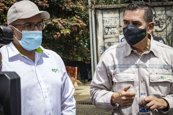 Visita tanque El Capiro Envigado
Visita tanque El Capiro Envigado
Fecha: Junio 28 2021
Para descargar esta fotografía en alta resolución, haga clic sobre la imagen hasta que la misma se despliegue en la pantalla completa; luego dé clic derecho y elija la opción "guardar imagen como". 
En caso de publicación por cualquier medio, solicitamos acompañarla del crédito: "Foto EPM"
Palabras clave: Visita tanque Capiro Envigado