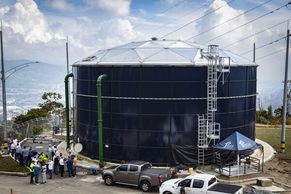 Visita tanque El Capiro Envigado
Visita tanque El Capiro Envigado
Fecha: Junio 28 2021
Para descargar esta fotografía en alta resolución, haga clic sobre la imagen hasta que la misma se despliegue en la pantalla completa; luego dé clic derecho y elija la opción "guardar imagen como". 
En caso de publicación por cualquier medio, solicitamos acompañarla del crédito: "Foto EPM"
Palabras clave: Visita tanque Capiro Envigado