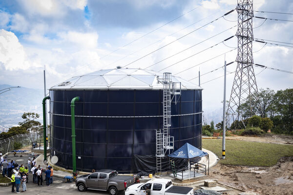 Visita tanque El Capiro Envigado
Visita tanque El Capiro Envigado
Fecha: Junio 28 2021
Para descargar esta fotografía en alta resolución, haga clic sobre la imagen hasta que la misma se despliegue en la pantalla completa; luego dé clic derecho y elija la opción "guardar imagen como". 
En caso de publicación por cualquier medio, solicitamos acompañarla del crédito: "Foto EPM"
Palabras clave: Visita tanque Capiro Envigado