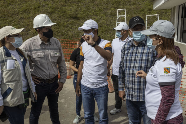 Visita tanque El Capiro Envigado
Visita tanque El Capiro Envigado
Fecha: Junio 28 2021
Para descargar esta fotografía en alta resolución, haga clic sobre la imagen hasta que la misma se despliegue en la pantalla completa; luego dé clic derecho y elija la opción "guardar imagen como". 
En caso de publicación por cualquier medio, solicitamos acompañarla del crédito: "Foto EPM"
Palabras clave: Visita tanque Capiro Envigado