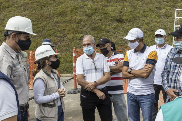 Visita tanque El Capiro Envigado
Visita tanque El Capiro Envigado
Fecha: Junio 28 2021
Para descargar esta fotografía en alta resolución, haga clic sobre la imagen hasta que la misma se despliegue en la pantalla completa; luego dé clic derecho y elija la opción "guardar imagen como". 
En caso de publicación por cualquier medio, solicitamos acompañarla del crédito: "Foto EPM"
Palabras clave: Visita tanque Capiro Envigado