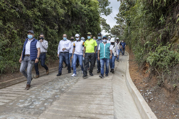 Visita tanque El Capiro Envigado
Visita tanque El Capiro Envigado
Fecha: Junio 28 2021
Para descargar esta fotografía en alta resolución, haga clic sobre la imagen hasta que la misma se despliegue en la pantalla completa; luego dé clic derecho y elija la opción "guardar imagen como". 
En caso de publicación por cualquier medio, solicitamos acompañarla del crédito: "Foto EPM"
Palabras clave: Visita tanque Capiro Envigado