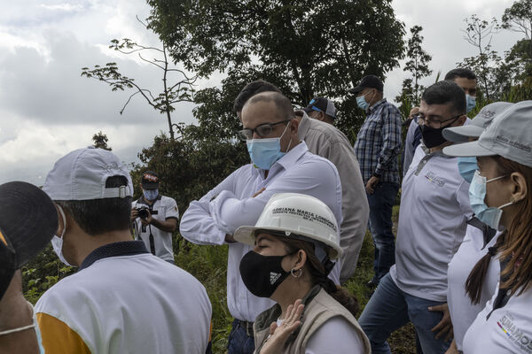 Visita tanque El Capiro Envigado
Visita tanque El Capiro Envigado
Fecha: Junio 28 2021
Para descargar esta fotografía en alta resolución, haga clic sobre la imagen hasta que la misma se despliegue en la pantalla completa; luego dé clic derecho y elija la opción "guardar imagen como". 
En caso de publicación por cualquier medio, solicitamos acompañarla del crédito: "Foto EPM"
Palabras clave: Visita tanque Capiro Envigado