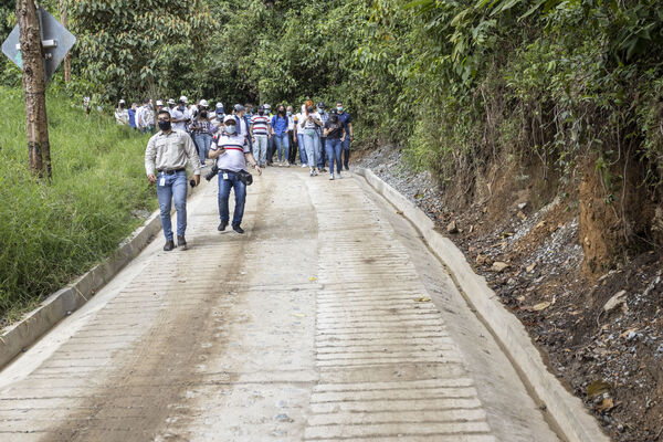 Visita tanque El Capiro Envigado
Visita tanque El Capiro Envigado
Fecha: Junio 28 2021
Para descargar esta fotografía en alta resolución, haga clic sobre la imagen hasta que la misma se despliegue en la pantalla completa; luego dé clic derecho y elija la opción "guardar imagen como". 
En caso de publicación por cualquier medio, solicitamos acompañarla del crédito: "Foto EPM"
Palabras clave: Visita tanque Capiro Envigado