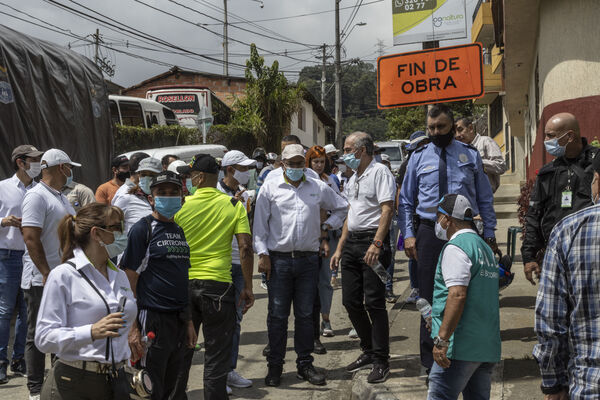 Visita tanque El Capiro Envigado
Visita tanque El Capiro Envigado
Fecha: Junio 28 2021
Para descargar esta fotografía en alta resolución, haga clic sobre la imagen hasta que la misma se despliegue en la pantalla completa; luego dé clic derecho y elija la opción "guardar imagen como". 
En caso de publicación por cualquier medio, solicitamos acompañarla del crédito: "Foto EPM"
Palabras clave: Visita tanque Capiro Envigado