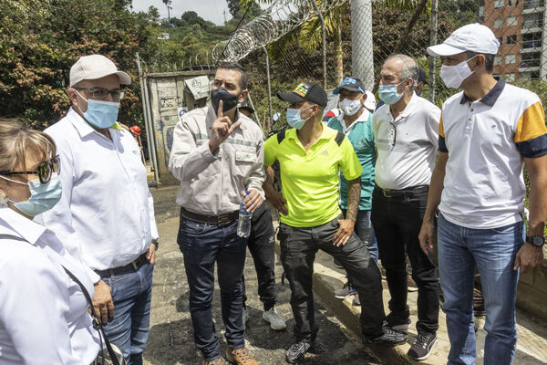 Visita tanque El Capiro Envigado
Visita tanque El Capiro Envigado
Fecha: Junio 28 2021
Para descargar esta fotografía en alta resolución, haga clic sobre la imagen hasta que la misma se despliegue en la pantalla completa; luego dé clic derecho y elija la opción "guardar imagen como". 
En caso de publicación por cualquier medio, solicitamos acompañarla del crédito: "Foto EPM"
Palabras clave: Visita tanque Capiro Envigado