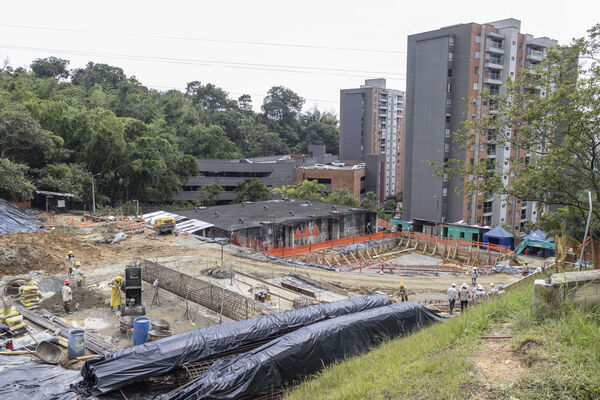 Visita tanque El Capiro Envigado
Visita tanque El Capiro Envigado
Fecha: Junio 28 2021
Para descargar esta fotografía en alta resolución, haga clic sobre la imagen hasta que la misma se despliegue en la pantalla completa; luego dé clic derecho y elija la opción "guardar imagen como". 
En caso de publicación por cualquier medio, solicitamos acompañarla del crédito: "Foto EPM"
Palabras clave: Visita tanque Capiro Envigado