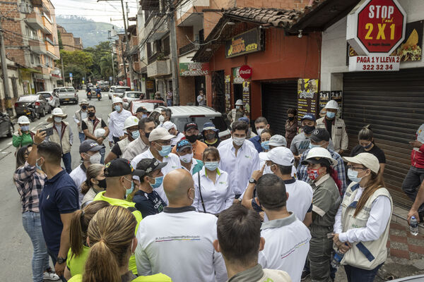 Visita tanque El Capiro Envigado
Visita tanque El Capiro Envigado
Fecha: Junio 28 2021
Para descargar esta fotografía en alta resolución, haga clic sobre la imagen hasta que la misma se despliegue en la pantalla completa; luego dé clic derecho y elija la opción "guardar imagen como". 
En caso de publicación por cualquier medio, solicitamos acompañarla del crédito: "Foto EPM"
Palabras clave: Visita tanque Capiro Envigado