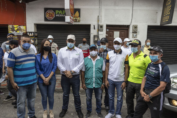 Visita tanque El Capiro Envigado
Visita tanque El Capiro Envigado
Fecha: Junio 28 2021
Para descargar esta fotografía en alta resolución, haga clic sobre la imagen hasta que la misma se despliegue en la pantalla completa; luego dé clic derecho y elija la opción "guardar imagen como". 
En caso de publicación por cualquier medio, solicitamos acompañarla del crédito: "Foto EPM"
Palabras clave: Visita tanque Capiro Envigado