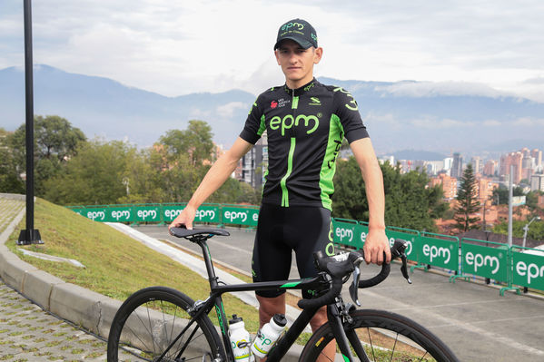 Equipo  Ciclismo EPM 2017
Equipo de Ciclismo EPM 2017
Fecha: Marzo 15 de 2017
Lugar: UVA Ilusión Verde- El Tesoro/ Poblado
Para descargar esta fotografía en alta resolución, haga clic sobre la imagen hasta que la misma se despliegue en la pantalla completa; luego dé clic derecho y elija la opción "guardar imagen como". 
En caso de publicación por cualquier medio, solicitamos acompañarla del crédito: "Foto EPM"
Palabras clave: Equipo  Ciclismo EPM 2017 Fredy Montaño