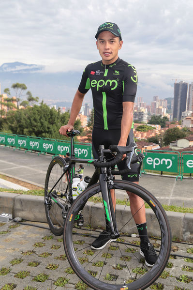 Equipo  Ciclismo EPM 2017
Equipo de Ciclismo EPM 2017
Fecha: Marzo 15 de 2017
Lugar: UVA Ilusión Verde- El Tesoro/ Poblado
Para descargar esta fotografía en alta resolución, haga clic sobre la imagen hasta que la misma se despliegue en la pantalla completa; luego dé clic derecho y elija la opción "guardar imagen como". 
En caso de publicación por cualquier medio, solicitamos acompañarla del crédito: "Foto EPM"
Palabras clave: Equipo  Ciclismo EPM 2017 Diego Ochoa