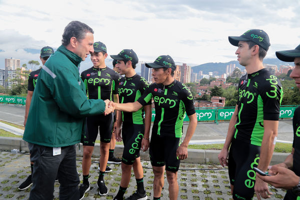 Equipo  Ciclismo EPM 2017
Equipo de Ciclismo EPM 2017
Fecha: Marzo 15 de 2017
Lugar: UVA Ilusión Verde- El Tesoro/ Poblado
Para descargar esta fotografía en alta resolución, haga clic sobre la imagen hasta que la misma se despliegue en la pantalla completa; luego dé clic derecho y elija la opción "guardar imagen como". 
En caso de publicación por cualquier medio, solicitamos acompañarla del crédito: "Foto EPM"
Palabras clave: Equipo  Ciclismo EPM 2017