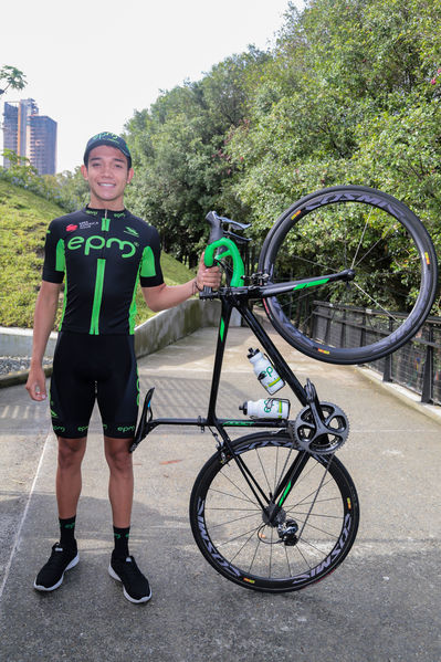 Equipo  Ciclismo EPM 2017
Equipo de Ciclismo EPM 2017
Fecha: Marzo 15 de 2017
Lugar: UVA Ilusión Verde- El Tesoro/ Poblado
Para descargar esta fotografía en alta resolución, haga clic sobre la imagen hasta que la misma se despliegue en la pantalla completa; luego dé clic derecho y elija la opción "guardar imagen como". 
En caso de publicación por cualquier medio, solicitamos acompañarla del crédito: "Foto EPM"
Palabras clave: Equipo  Ciclismo EPM 2017