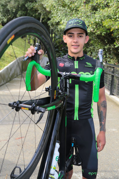 Equipo  Ciclismo EPM 2017
Equipo de Ciclismo EPM 2017
Fecha: Marzo 15 de 2017
Lugar: UVA Ilusión Verde- El Tesoro/ Poblado
Para descargar esta fotografía en alta resolución, haga clic sobre la imagen hasta que la misma se despliegue en la pantalla completa; luego dé clic derecho y elija la opción "guardar imagen como". 
En caso de publicación por cualquier medio, solicitamos acompañarla del crédito: "Foto EPM"
Palabras clave: Equipo  Ciclismo EPM 2017