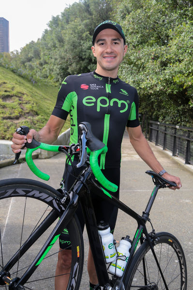 Equipo  Ciclismo EPM 2017
Equipo de Ciclismo EPM 2017
Fecha: Marzo 15 de 2017
Lugar: UVA Ilusión Verde- El Tesoro/ Poblado
Para descargar esta fotografía en alta resolución, haga clic sobre la imagen hasta que la misma se despliegue en la pantalla completa; luego dé clic derecho y elija la opción "guardar imagen como". 
En caso de publicación por cualquier medio, solicitamos acompañarla del crédito: "Foto EPM"
Palabras clave: Equipo  Ciclismo EPM 2017 Juan Pablo Suarez