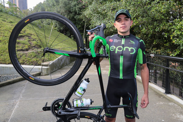 Equipo  Ciclismo EPM 2017
Equipo de Ciclismo EPM 2017
Fecha: Marzo 15 de 2017
Lugar: UVA Ilusión Verde- El Tesoro/ Poblado
Para descargar esta fotografía en alta resolución, haga clic sobre la imagen hasta que la misma se despliegue en la pantalla completa; luego dé clic derecho y elija la opción "guardar imagen como". 
En caso de publicación por cualquier medio, solicitamos acompañarla del crédito: "Foto EPM"
Palabras clave: Equipo  Ciclismo EPM 2017