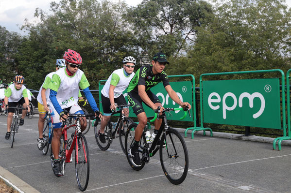 Equipo  Ciclismo EPM 2017
Equipo de Ciclismo EPM 2017
Fecha: Marzo 15 de 2017
Lugar: UVA Ilusión Verde- El Tesoro/ Poblado
Para descargar esta fotografía en alta resolución, haga clic sobre la imagen hasta que la misma se despliegue en la pantalla completa; luego dé clic derecho y elija la opción "guardar imagen como". 
En caso de publicación por cualquier medio, solicitamos acompañarla del crédito: "Foto EPM"
Palabras clave: Equipo  Ciclismo EPM 2017