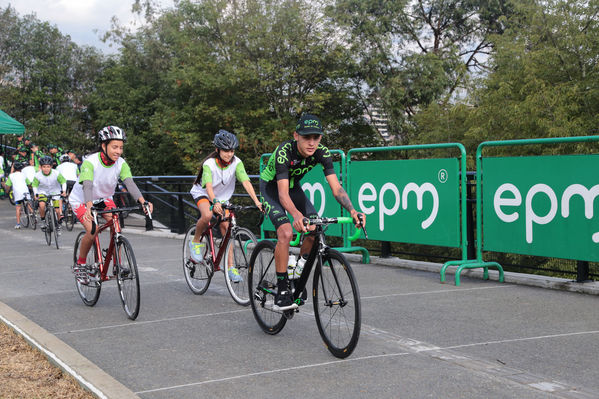 Equipo  Ciclismo EPM 2017
Equipo de Ciclismo EPM 2017
Fecha: Marzo 15 de 2017
Lugar: UVA Ilusión Verde- El Tesoro/ Poblado
Para descargar esta fotografía en alta resolución, haga clic sobre la imagen hasta que la misma se despliegue en la pantalla completa; luego dé clic derecho y elija la opción "guardar imagen como". 
En caso de publicación por cualquier medio, solicitamos acompañarla del crédito: "Foto EPM"
Palabras clave: Equipo  Ciclismo EPM 2017