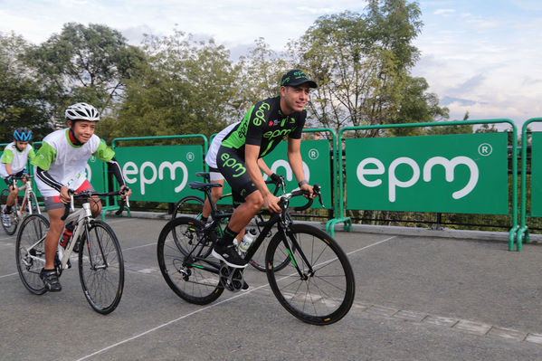 Equipo  Ciclismo EPM 2017
Equipo de Ciclismo EPM 2017
Fecha: Marzo 15 de 2017
Lugar: UVA Ilusión Verde- El Tesoro/ Poblado
Para descargar esta fotografía en alta resolución, haga clic sobre la imagen hasta que la misma se despliegue en la pantalla completa; luego dé clic derecho y elija la opción "guardar imagen como". 
En caso de publicación por cualquier medio, solicitamos acompañarla del crédito: "Foto EPM"
Palabras clave: Equipo  Ciclismo EPM 2017