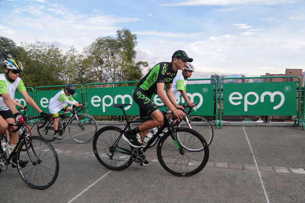 Equipo  Ciclismo EPM 2017
Equipo de Ciclismo EPM 2017
Fecha: Marzo 15 de 2017
Lugar: UVA Ilusión Verde- El Tesoro/ Poblado
Para descargar esta fotografía en alta resolución, haga clic sobre la imagen hasta que la misma se despliegue en la pantalla completa; luego dé clic derecho y elija la opción "guardar imagen como". 
En caso de publicación por cualquier medio, solicitamos acompañarla del crédito: "Foto EPM"
Palabras clave: Equipo  Ciclismo EPM 2017