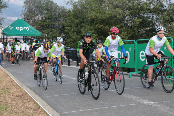 Equipo  Ciclismo EPM 2017
Equipo de Ciclismo EPM 2017
Fecha: Marzo 15 de 2017
Lugar: UVA Ilusión Verde- El Tesoro/ Poblado
Para descargar esta fotografía en alta resolución, haga clic sobre la imagen hasta que la misma se despliegue en la pantalla completa; luego dé clic derecho y elija la opción "guardar imagen como". 
En caso de publicación por cualquier medio, solicitamos acompañarla del crédito: "Foto EPM"
Palabras clave: Equipo  Ciclismo EPM 2017