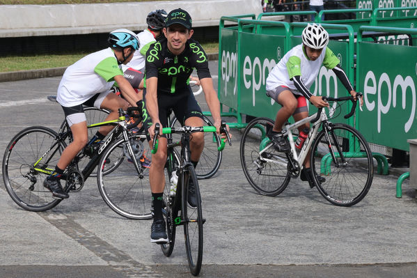 Equipo  Ciclismo EPM 2017
Equipo de Ciclismo EPM 2017
Fecha: Marzo 15 de 2017
Lugar: UVA Ilusión Verde- El Tesoro/ Poblado
Para descargar esta fotografía en alta resolución, haga clic sobre la imagen hasta que la misma se despliegue en la pantalla completa; luego dé clic derecho y elija la opción "guardar imagen como". 
En caso de publicación por cualquier medio, solicitamos acompañarla del crédito: "Foto EPM"
Palabras clave: Equipo  Ciclismo EPM 2017