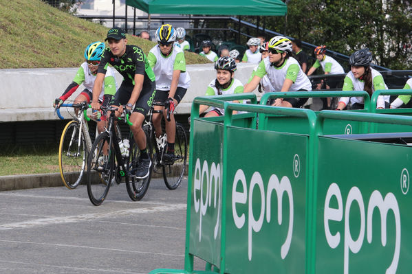 Equipo  Ciclismo EPM 2017
Equipo de Ciclismo EPM 2017
Fecha: Marzo 15 de 2017
Lugar: UVA Ilusión Verde- El Tesoro/ Poblado
Para descargar esta fotografía en alta resolución, haga clic sobre la imagen hasta que la misma se despliegue en la pantalla completa; luego dé clic derecho y elija la opción "guardar imagen como". 
En caso de publicación por cualquier medio, solicitamos acompañarla del crédito: "Foto EPM"
Palabras clave: Equipo  Ciclismo EPM 2017
