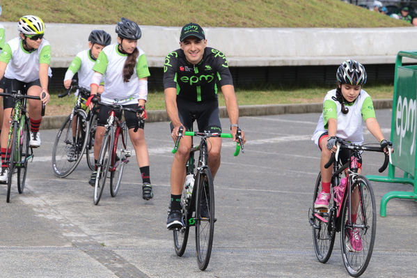 Equipo  Ciclismo EPM 2017
Equipo de Ciclismo EPM 2017
Fecha: Marzo 15 de 2017
Lugar: UVA Ilusión Verde- El Tesoro/ Poblado
Para descargar esta fotografía en alta resolución, haga clic sobre la imagen hasta que la misma se despliegue en la pantalla completa; luego dé clic derecho y elija la opción "guardar imagen como". 
En caso de publicación por cualquier medio, solicitamos acompañarla del crédito: "Foto EPM"
Palabras clave: Equipo  Ciclismo EPM 2017