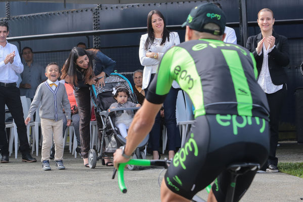 Equipo  Ciclismo EPM 2017
Equipo de Ciclismo EPM 2017
Fecha: Marzo 15 de 2017
Lugar: UVA Ilusión Verde- El Tesoro/ Poblado
Para descargar esta fotografía en alta resolución, haga clic sobre la imagen hasta que la misma se despliegue en la pantalla completa; luego dé clic derecho y elija la opción "guardar imagen como". 
En caso de publicación por cualquier medio, solicitamos acompañarla del crédito: "Foto EPM"
Palabras clave: Equipo  Ciclismo EPM 2017