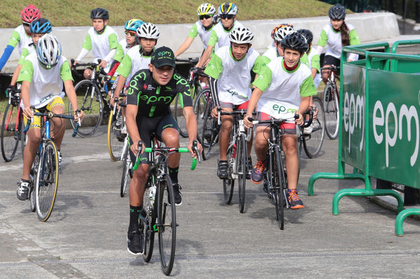 Equipo  Ciclismo EPM 2017
Equipo de Ciclismo EPM 2017
Fecha: Marzo 15 de 2017
Lugar: UVA Ilusión Verde- El Tesoro/ Poblado
Para descargar esta fotografía en alta resolución, haga clic sobre la imagen hasta que la misma se despliegue en la pantalla completa; luego dé clic derecho y elija la opción "guardar imagen como". 
En caso de publicación por cualquier medio, solicitamos acompañarla del crédito: "Foto EPM"
Palabras clave: Equipo  Ciclismo EPM 2017