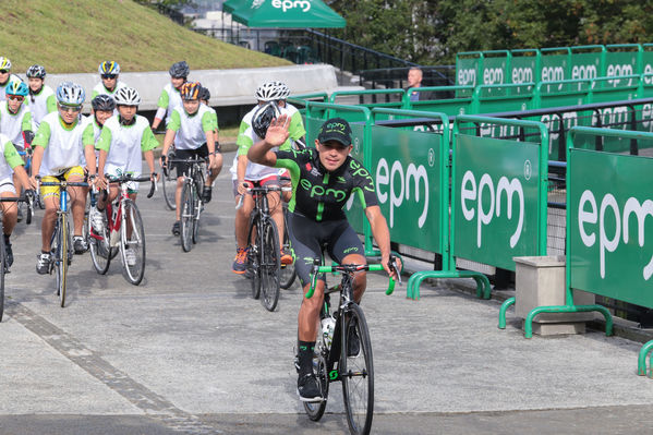 Equipo  Ciclismo EPM 2017
Equipo de Ciclismo EPM 2017
Fecha: Marzo 15 de 2017
Lugar: UVA Ilusión Verde- El Tesoro/ Poblado
Para descargar esta fotografía en alta resolución, haga clic sobre la imagen hasta que la misma se despliegue en la pantalla completa; luego dé clic derecho y elija la opción "guardar imagen como". 
En caso de publicación por cualquier medio, solicitamos acompañarla del crédito: "Foto EPM"
Palabras clave: Equipo  Ciclismo EPM 2017