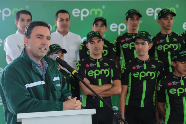 Equipo  Ciclismo EPM 2017
Equipo de Ciclismo EPM 2017
Fecha: Marzo 15 de 2017
Lugar: UVA Ilusión Verde- El Tesoro/ Poblado
Para descargar esta fotografía en alta resolución, haga clic sobre la imagen hasta que la misma se despliegue en la pantalla completa; luego dé clic derecho y elija la opción "guardar imagen como". 
En caso de publicación por cualquier medio, solicitamos acompañarla del crédito: "Foto EPM"
Palabras clave: Equipo  Ciclismo EPM 2017