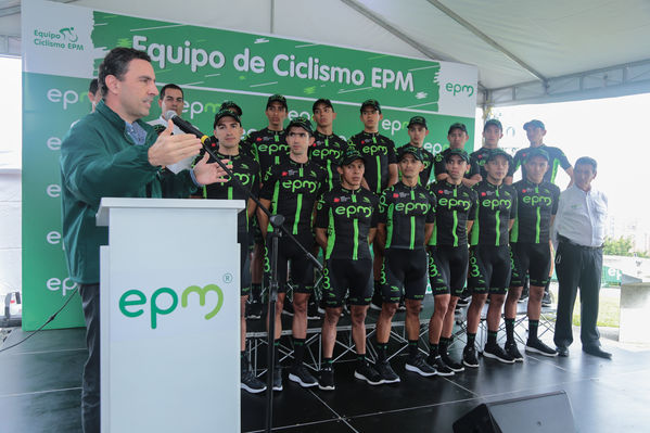 Equipo  Ciclismo EPM 2017
Equipo de Ciclismo EPM 2017
Fecha: Marzo 15 de 2017
Lugar: UVA Ilusión Verde- El Tesoro/ Poblado
Para descargar esta fotografía en alta resolución, haga clic sobre la imagen hasta que la misma se despliegue en la pantalla completa; luego dé clic derecho y elija la opción "guardar imagen como". 
En caso de publicación por cualquier medio, solicitamos acompañarla del crédito: "Foto EPM"
Palabras clave: Equipo  Ciclismo EPM 2017