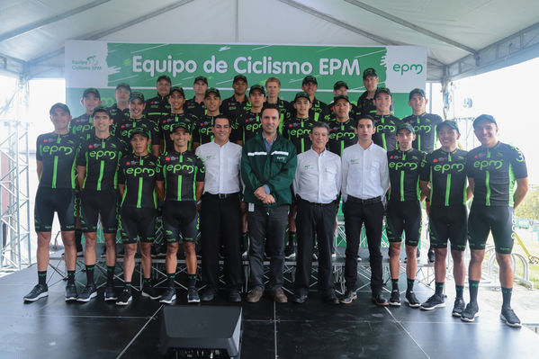 Equipo  Ciclismo EPM 2017
Equipo de Ciclismo EPM 2017
Fecha: Marzo 15 de 2017
Lugar: UVA Ilusión Verde- El Tesoro/ Poblado
Para descargar esta fotografía en alta resolución, haga clic sobre la imagen hasta que la misma se despliegue en la pantalla completa; luego dé clic derecho y elija la opción "guardar imagen como". 
En caso de publicación por cualquier medio, solicitamos acompañarla del crédito: "Foto EPM"
Palabras clave: Equipo  Ciclismo EPM 2017