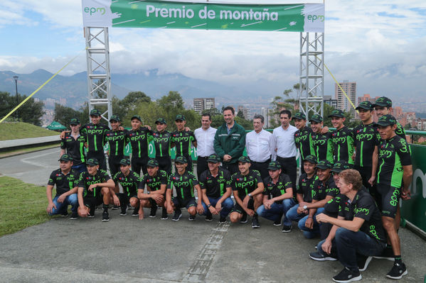 Equipo  Ciclismo EPM 2017
Equipo de Ciclismo EPM 2017
Fecha: Marzo 15 de 2017
Lugar: UVA Ilusión Verde- El Tesoro/ Poblado
Para descargar esta fotografía en alta resolución, haga clic sobre la imagen hasta que la misma se despliegue en la pantalla completa; luego dé clic derecho y elija la opción "guardar imagen como". 
En caso de publicación por cualquier medio, solicitamos acompañarla del crédito: "Foto EPM"
Palabras clave: Equipo  Ciclismo EPM 2017