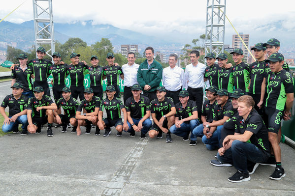Equipo  Ciclismo EPM 2017
Equipo de Ciclismo EPM 2017
Fecha: Marzo 15 de 2017
Lugar: UVA Ilusión Verde- El Tesoro/ Poblado
Para descargar esta fotografía en alta resolución, haga clic sobre la imagen hasta que la misma se despliegue en la pantalla completa; luego dé clic derecho y elija la opción "guardar imagen como". 
En caso de publicación por cualquier medio, solicitamos acompañarla del crédito: "Foto EPM"
Palabras clave: Equipo  Ciclismo EPM 2017