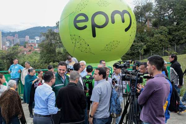 Equipo  Ciclismo EPM 2017
Equipo de Ciclismo EPM 2017
Fecha: Marzo 15 de 2017
Lugar: UVA Ilusión Verde- El Tesoro/ Poblado
Para descargar esta fotografía en alta resolución, haga clic sobre la imagen hasta que la misma se despliegue en la pantalla completa; luego dé clic derecho y elija la opción "guardar imagen como". 
En caso de publicación por cualquier medio, solicitamos acompañarla del crédito: "Foto EPM"
Palabras clave: Equipo  Ciclismo EPM 2017
