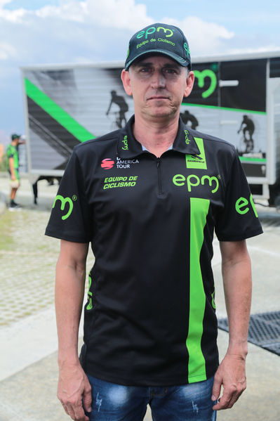 Equipo  Ciclismo EPM 2017
Equipo de Ciclismo EPM 2017
Fecha: Marzo 15 de 2017
Lugar: UVA Ilusión Verde- El Tesoro/ Poblado
Para descargar esta fotografía en alta resolución, haga clic sobre la imagen hasta que la misma se despliegue en la pantalla completa; luego dé clic derecho y elija la opción "guardar imagen como". 
En caso de publicación por cualquier medio, solicitamos acompañarla del crédito: "Foto EPM"
Palabras clave: Equipo  Ciclismo EPM 2017 Carlos Salazar