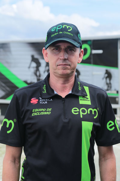 Equipo  Ciclismo EPM 2017
Equipo de Ciclismo EPM 2017
Fecha: Marzo 15 de 2017
Lugar: UVA Ilusión Verde- El Tesoro/ Poblado
Para descargar esta fotografía en alta resolución, haga clic sobre la imagen hasta que la misma se despliegue en la pantalla completa; luego dé clic derecho y elija la opción "guardar imagen como". 
En caso de publicación por cualquier medio, solicitamos acompañarla del crédito: "Foto EPM"
Palabras clave: Equipo  Ciclismo EPM 2017 Carlos Salazar