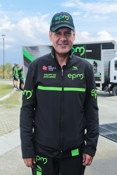 Equipo  Ciclismo EPM 2017
Equipo de Ciclismo EPM 2017
Fecha: Marzo 15 de 2017
Lugar: UVA Ilusión Verde- El Tesoro/ Poblado
Para descargar esta fotografía en alta resolución, haga clic sobre la imagen hasta que la misma se despliegue en la pantalla completa; luego dé clic derecho y elija la opción "guardar imagen como". 
En caso de publicación por cualquier medio, solicitamos acompañarla del crédito: "Foto EPM"
Palabras clave: Equipo  Ciclismo EPM 2017 Javier Rodriguez