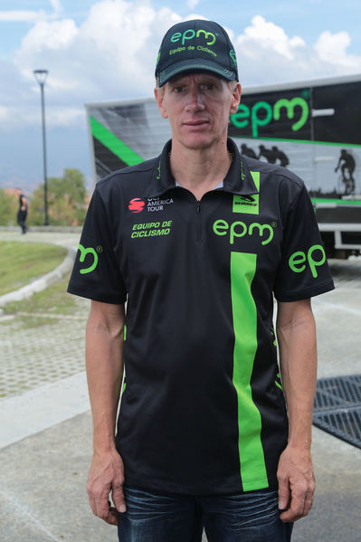 Equipo  Ciclismo EPM 2017
Equipo de Ciclismo EPM 2017
Fecha: Marzo 15 de 2017
Lugar: UVA Ilusión Verde- El Tesoro/ Poblado
Para descargar esta fotografía en alta resolución, haga clic sobre la imagen hasta que la misma se despliegue en la pantalla completa; luego dé clic derecho y elija la opción "guardar imagen como". 
En caso de publicación por cualquier medio, solicitamos acompañarla del crédito: "Foto EPM"
Palabras clave: Equipo  Ciclismo EPM 2017 Nicolas Laverde