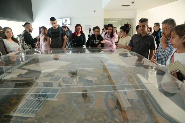 visita recorrido por la planta de tratamiento de aguas residuales San Fernando
visita recorrido por la planta de tratamiento de aguas residuales San Fernando
Marzo 15 2019
Para descargar esta fotografía en alta resolución, haga clic sobre la imagen hasta que la misma se despliegue en la pantalla completa; luego dé clic derecho y elija la opción "guardar imagen como". 
En caso de publicación por cualquier medio, solicitamos acompañarla del crédito: "Foto EPM"
Palabras clave: visita recorrido por la planta de tratamiento de aguas residuales San Fernando