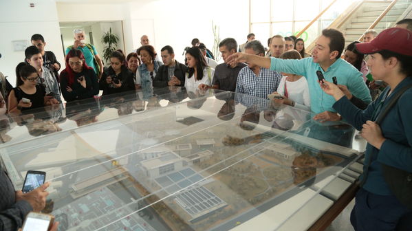 visita recorrido por la planta de tratamiento de aguas residuales San Fernando
visita recorrido por la planta de tratamiento de aguas residuales San Fernando
Marzo 15 2019
Para descargar esta fotografía en alta resolución, haga clic sobre la imagen hasta que la misma se despliegue en la pantalla completa; luego dé clic derecho y elija la opción "guardar imagen como". 
En caso de publicación por cualquier medio, solicitamos acompañarla del crédito: "Foto EPM"
Palabras clave: visita recorrido por la planta de tratamiento de aguas residuales San Fernando