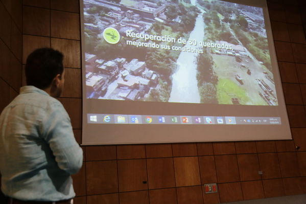 visita recorrido por la planta de tratamiento de aguas residuales San Fernando
visita recorrido por la planta de tratamiento de aguas residuales San Fernando
Marzo 15 2019
Para descargar esta fotografía en alta resolución, haga clic sobre la imagen hasta que la misma se despliegue en la pantalla completa; luego dé clic derecho y elija la opción "guardar imagen como". 
En caso de publicación por cualquier medio, solicitamos acompañarla del crédito: "Foto EPM"
Palabras clave: visita recorrido por la planta de tratamiento de aguas residuales San Fernando